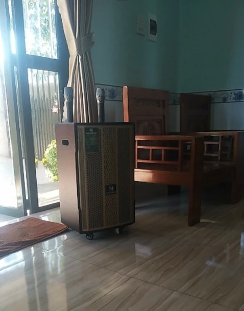 Loa chất lượng, nghe nhạc hay, âm thanh lớn, micro ca cũng nhẹ. Theo tụi rất nên mua nha mọi ng!