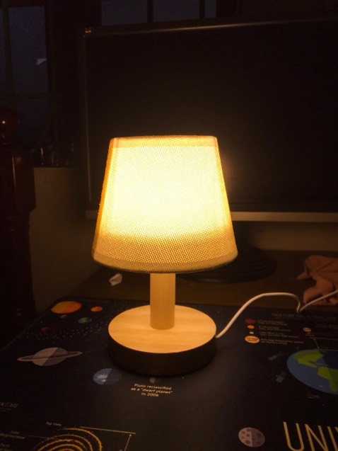 Đèn đẹp, nhỏ xinh, cắm bằng cổng sạc usb tiện lợi lắm ạ. Đã thế shop còn rất nhiệt tình, giao nhanh, đóng gói cẩn thận