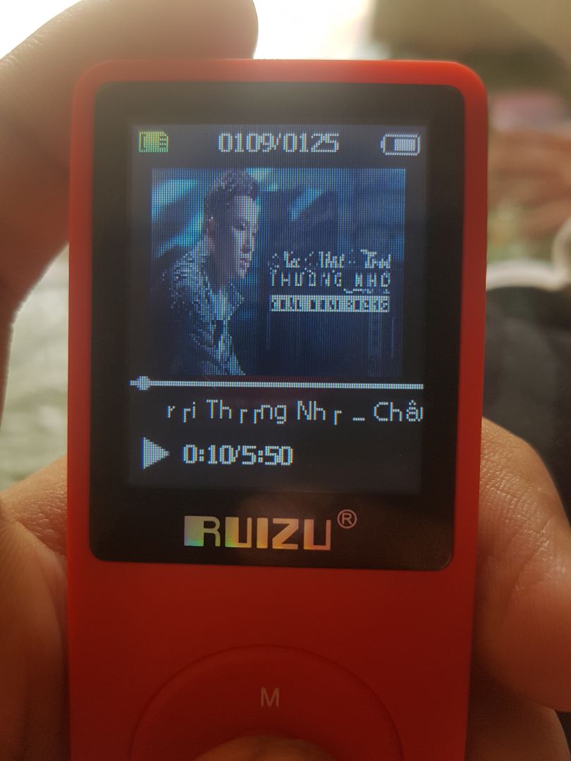 Vừa đặt hôm qua, nhận xong hàng thì thấy sản phẩm không giống với quảng cáo, giao diện font chữ, màn hình đang chơi nhạc đều khác so với sản phẩm quảng cáo.coi video thì màn hình mờ tịt, mong shop phản hồi