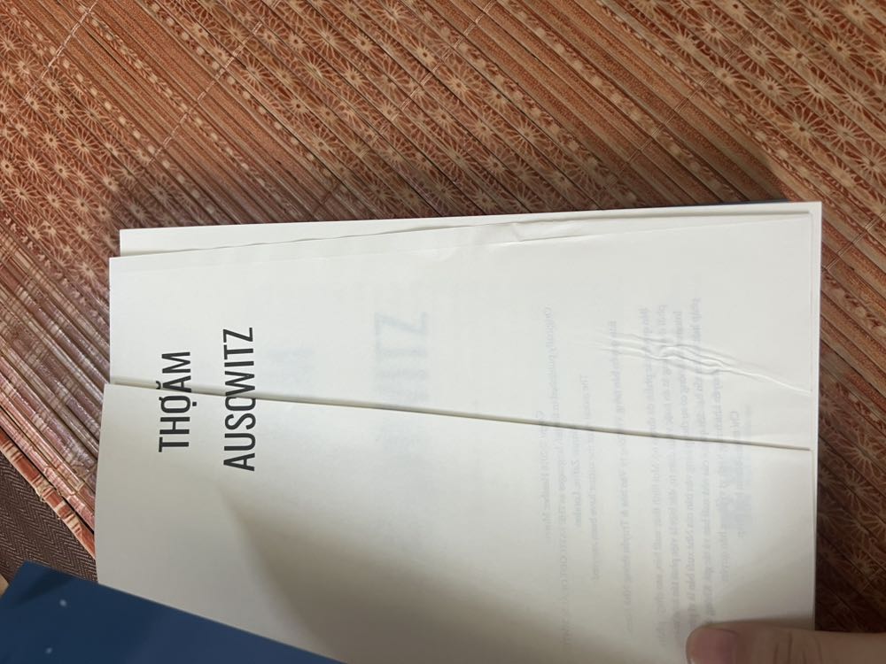 Sách bị bẩn ở đầu, gáy hơi lệch, trang sách bị lỗi