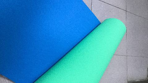 Mình đặt hàng thứ bảy thì thứ ba bên tiki đã giao cho mình rồi. Thảm được quấn một lớp màng co. 
Sau khi tháo màng co rồi thì thảm còn một lớp nilong nữa. Thảm mình chọn là 8mm gồm hai màu xanh dương và xanh lá. Thảm không hôi mùi nhựa, không bị lỗi nên mình khá ưng ý. Bên cạnh đó còn có một dây buộc thảm và túi đựng thảm nữa nên khá tiên lợi.
Đây là lần đầu mình mua thảm nên đối với mình sản phẩm thế này là ổn rồi, mọi người có thể tham khảo. Bên cạnh đó shop còn có một bưu thiếp cảm ơn nữa