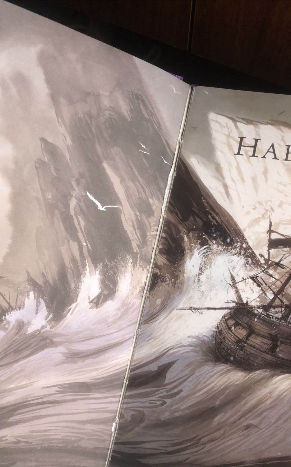 Nhận sách vẫn còn nguyên màng co nhựa mà mở sách ra quá buồn luôn. Mép sách thì móp( thôi thì bỏ qua ) nhưng mở sách ra bên trong đã bung hết cả, mà ngay trang đầu tiên luôn. Không khác gì shop lấy sách cũ rồi bọc lại màng co. Quá là buồn