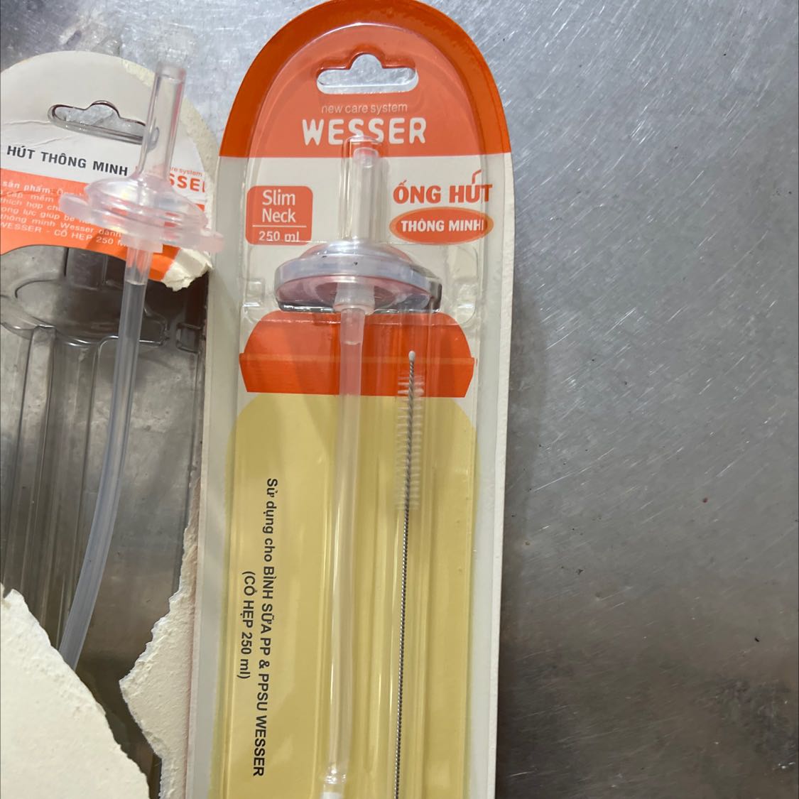 Giao nhanh, nhìn không kỹ, đành mua thêm một bình cổ hẹp, ở nhà bé dùng cổ rộng, hic hic