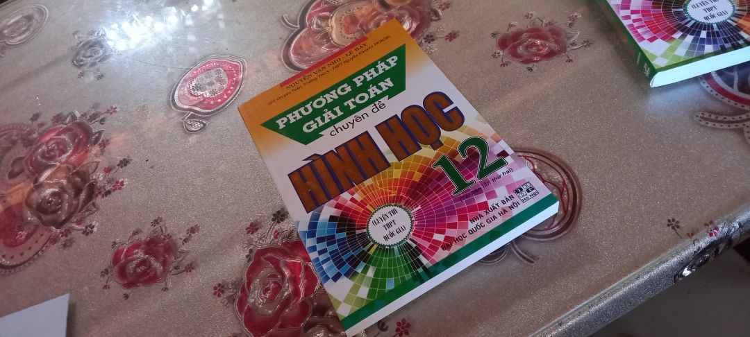 Giao hàng nhanh, đúng địa chỉ. Chất lượng sản phẩm tốt, sách mới toanh (chất lượng sách ở tiki là khỏi bàn rồi). Mình đã có cơ hội được học quyển giải tích của hai thầy năm 11 rồi, nội dung trong sách viết rất cô đọng, trọng tâm không dàn trải nhiều nội dung, kéo dài thời lượng bằng cách cho nhiều ví dụ cơ bản như các sách khác. Đôi lúc đọc sẽ thấy một chút khó hiểu nhưng nếu làm thạo những bài ở trong này rồi thì tự tin là không ngán đề thi ở trường đâu nhé ;) Mình có chụp nội dung hai trang đầu, các bạn lần đầu biết tới sách có thể tham khảo cách viết của hai thầy trước khi quyết định mua nhé, cá nhân mình thấy đây là hai quyển tham khảo toán chất lượng và đầy đủ nhất để chinh phục kiến thức giáo khoa toán 12. Do tiki chỉ cho đăng kèm 5 hình nên mình sẽ để hình của quyển giải tích ở bình luận khác nhé!