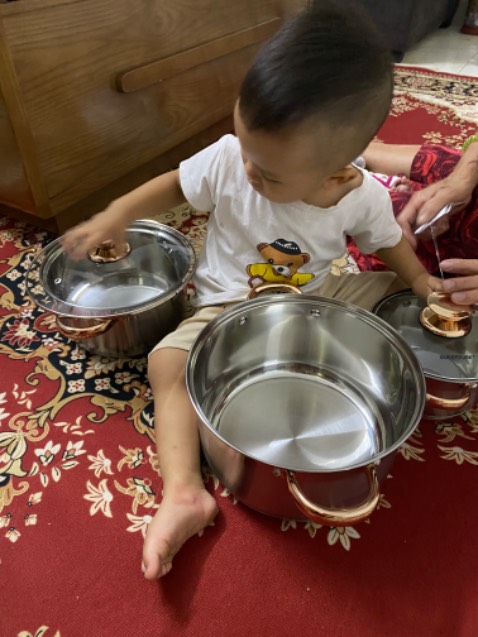 Chất liệu mới mua nên chưa biết bền hay ko, phải dùng lâu mới OK, shop gói hàng đẹp, hàng ko bị là, nói chung là cả bộ nồi rất đẹp, mình rất tin mua bên tiki nên mn cứ qua này mà sắm đồ nha
