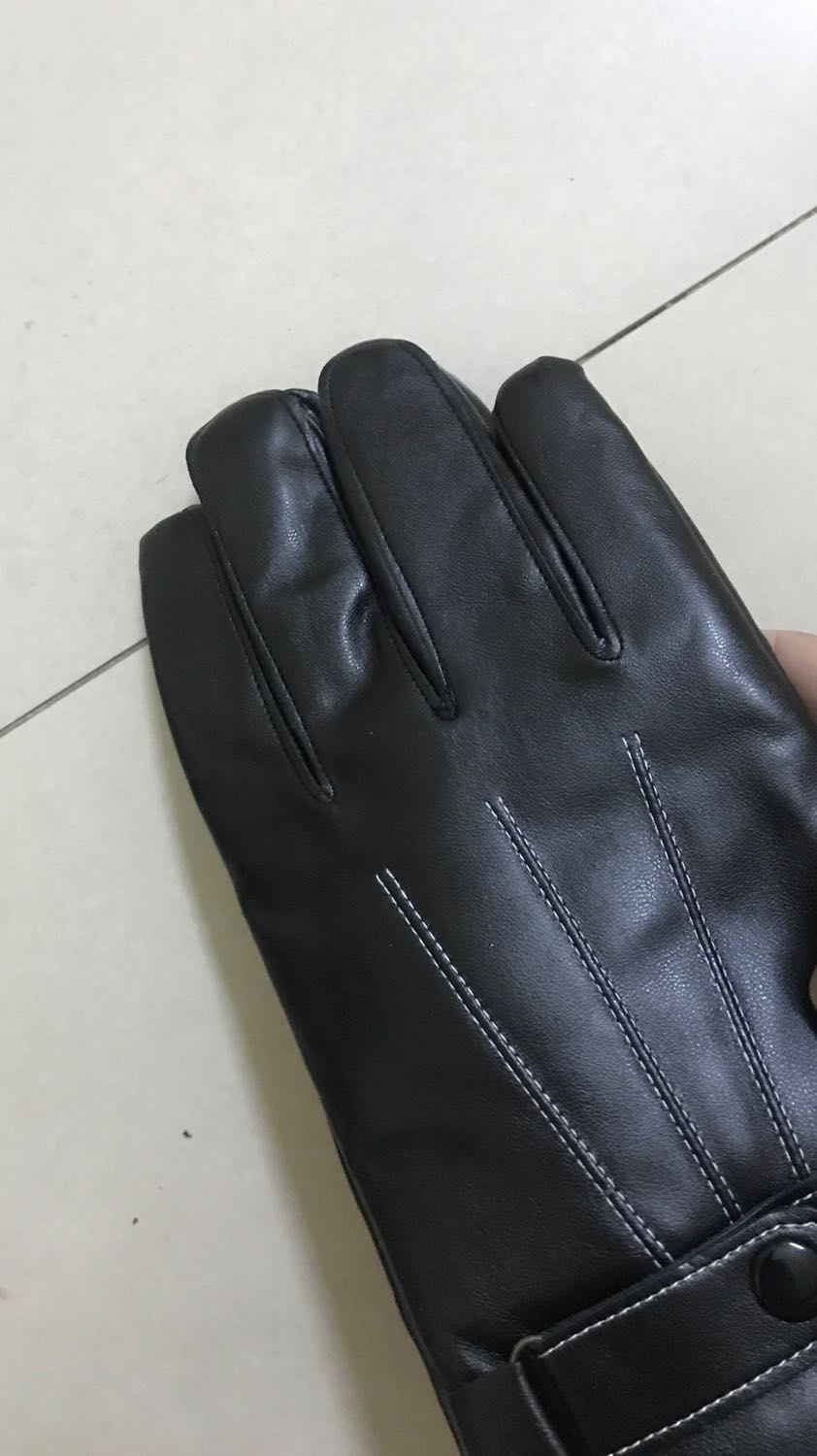 Găng tay da mềm mại, lớp lót lông đeo vào rất ấm và êm tay nữa, không có cảm giác thôi bởi da. Đeo rất mềm mại và dễ chịu. Cảm ứng điện thoại ngon lành. Nói chung so với tầm giá thì đánh giá 5 sao ủng hộ shop luôn.