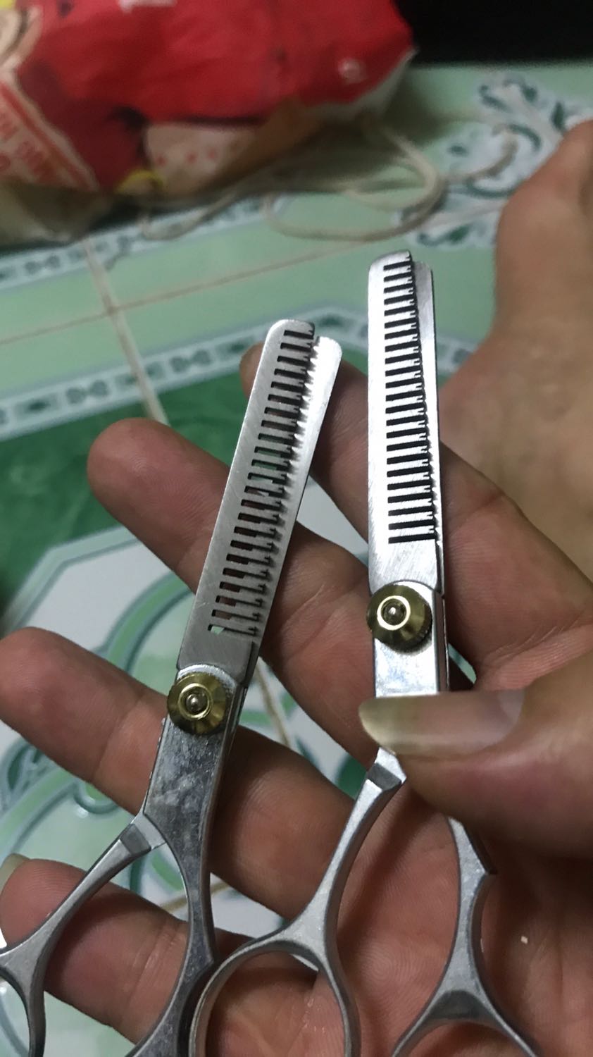 Mình đặt hàng hình 1.. và khi nhận hàng thì cho mình 2 kéo răng lược giống nhau.! Shop xem lại cách giao hàng đi