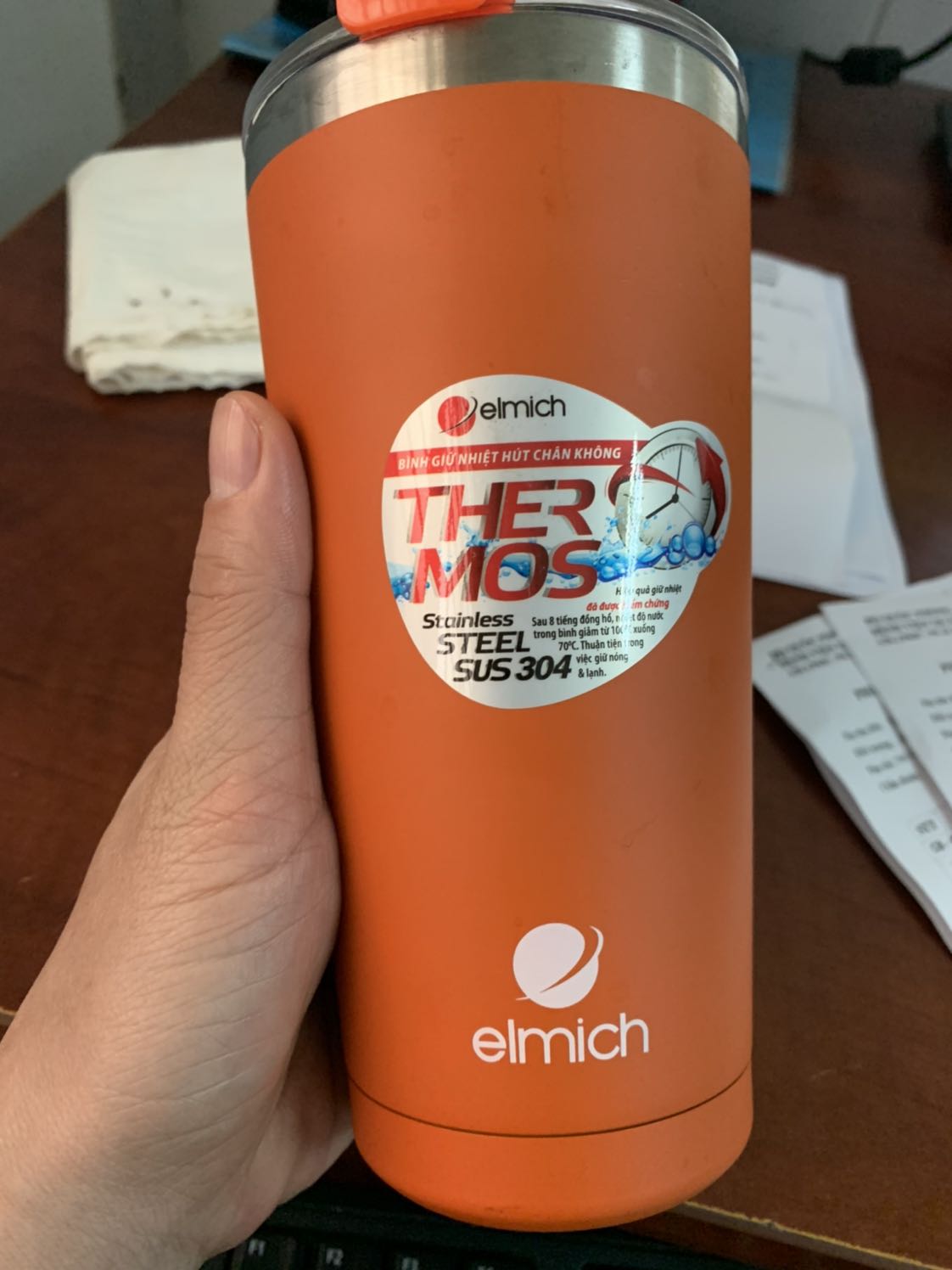 Phải nói là ok khi mua em ly giữ nhiệt này! 
- Bỏ đá từ 7h đến 12h trưa đá tan rất ít và hầu như không đáng kể! 
- Mẫu mã đẹp, săn được giá rẻ hơn 51k so với ly màu đen.
- Xuất xứ: Cộng Hoà Séc nên yên tâm bội phần, cảm thấy an toàn cho sk!
- Hàng Tiki đóng gói thì miễn chê rồi, giao hàng nhanh! 
* Nói chung là: mn nên mua em này! (Vì thích nó quá nên review kĩ kĩ cho ai đó đang đăn đo mua!)🥰