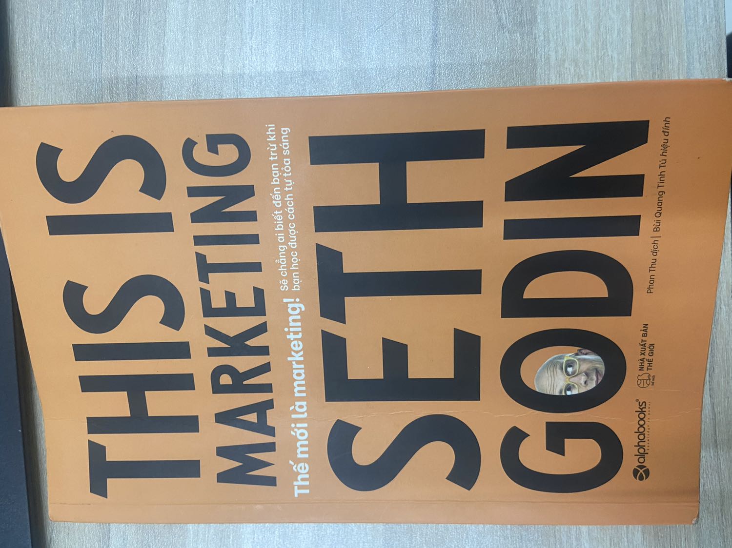 Dành cho những bạn quan tâm nội dung!
Vẫn là quyển sách đáng tham khảo của Seth Goden, tuy viết khá dài dòng ( theo mình là nên ngắn gọn hơn) cà bố cục khá tời rạc không phân chương nên khó hệ thống. Tuy nhiên, theo mình các Marketer vẫn nên tham khảo, sách viết về việc nên phân khúc khách hàng mục tiêu và tập trung vào nhóm cốt lõi chứ không quảng cáo hoặc xây dựng chương trình đại trà. Việc hiểu insight khách hàng là vô cùng quan trọng, tác giả có phân tích về những yếu tố tác động hành vi khách hàng và theo mình thì phần này hay. Nửa đầu cuốn hơi chán, nửa cuốn sau thì hay hơn nên mọi người cố gắng đọc hết dù có hơi chán ở phần đầu. Chúc mọi người tìm đc quyển sách ưng ý và học đc thêm nhiều điều