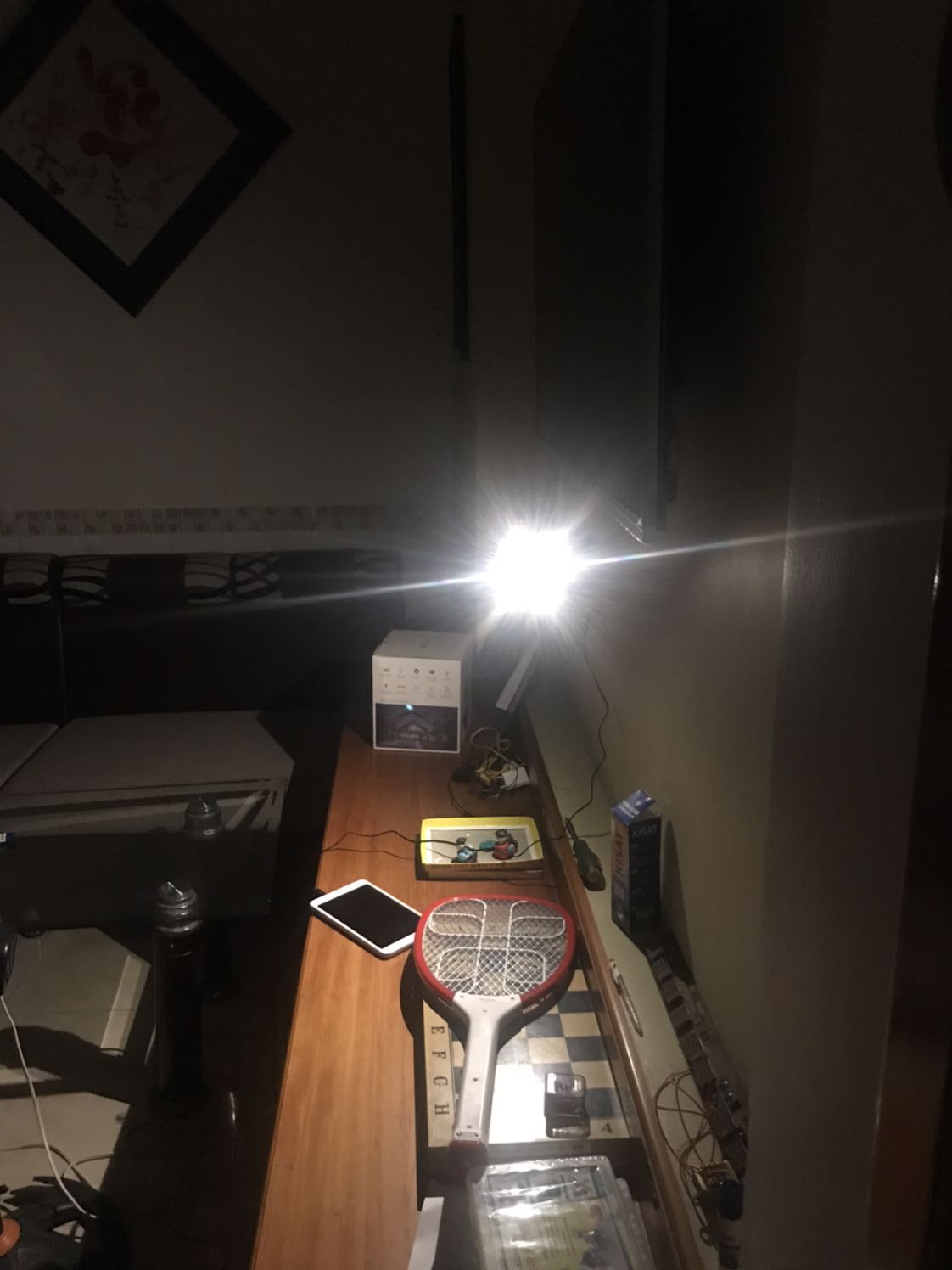 Đơn hàng camera của Tiki lại tiếp tục giao hàng trễ hạn. Vận chuyển gói hàng theo cách đóng gói của Tiki luôn luôn bị móp méo hộp. Sản phẩm nhỏ gọn, chắc chắn; điều khiển xoay đổi hướng nhanh; chất lượng hình ảnh tương đối tốt. Tuy nhiên, sản phẩm cần bổ sung tính năng đàm thoại 2 chiều, cảnh báo bằng âm thanh. Chế độ hình ảnh có màu ban đêm thì đèn flash bật sáng (như hình).