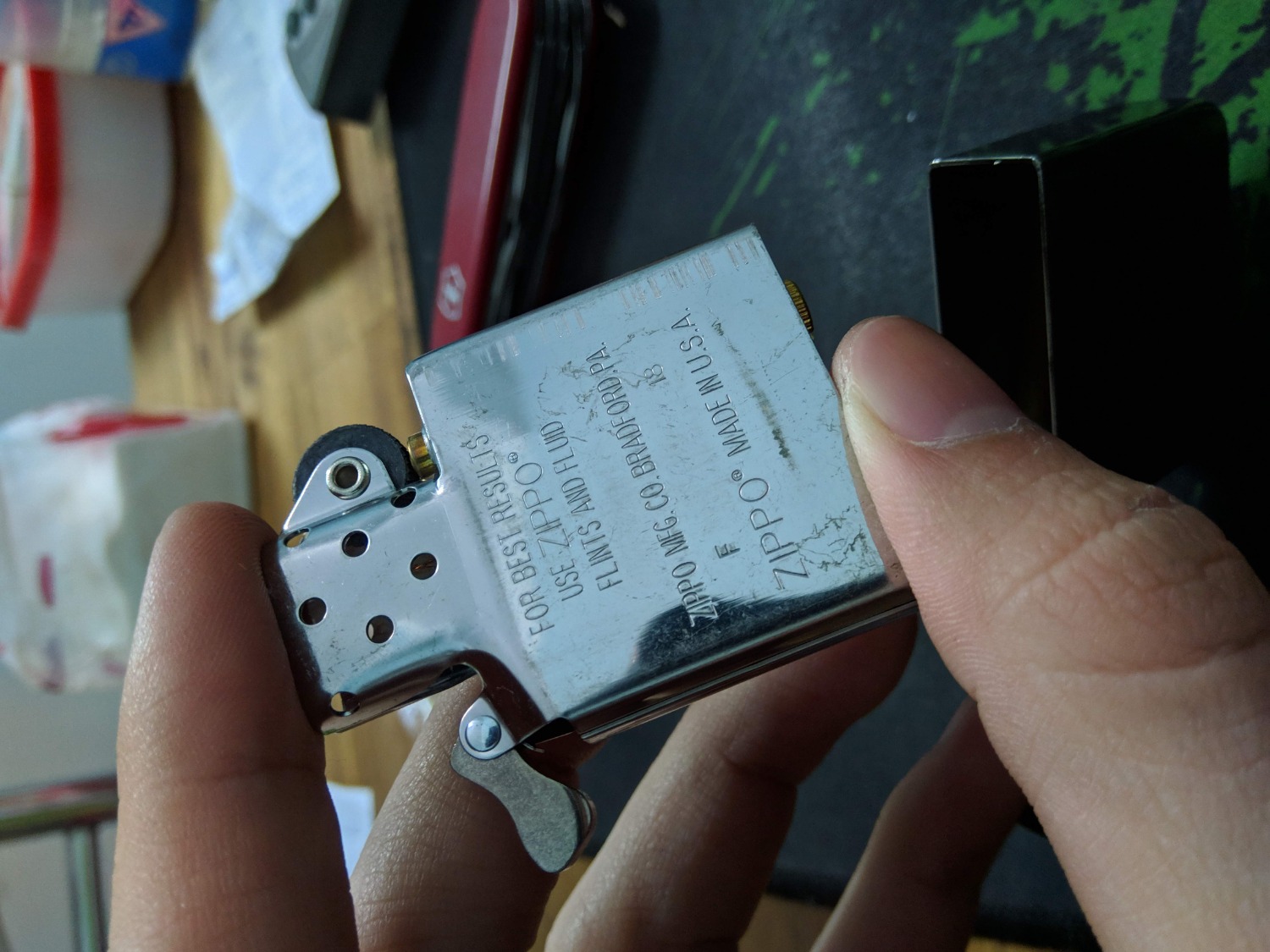 Giao hàng hết 7 ngày từ HCM ra HN, đóng gói tiêu chuẩn của tiki ko có gì để nhận xét tuy nhiên vỏ nilon của zippo cảm giác hơi bẩn và cũ, zippo cũng hơi bẩn lúc mới bóc ra và đặc biệt đáy trong zippo có 1 lớp gỉ xanh lá kb là xăng khô hay đồng bị oxy hóa. Sau 1 hồi vệ sinh thì e nó nhìn cũng bóng bẩy sạch sẽ.
Đánh giá chung thì khá hài lòng về chất lượng sp ngoại trừ việc phải vệ sinh ban đầu 1 chút và tiếc là vỏ ruột ko trùng :s