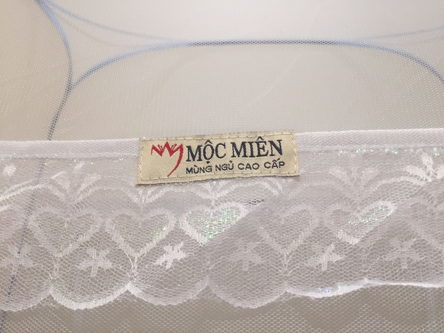 Màn cứng cáp. May cẩn thận. Khoá kéo chắc chắn. Hơi phân vân khi đặt mua vì đắt hơn nhiều loại trc đây đã từng mua. Mình mua loại 160x200, giá cả ship là 612k. Tuy nhiên chất lượng cũng tương xứng với giá tiền, đẹp hơn hẳn. Tiki giao hàng đúng thời hạn