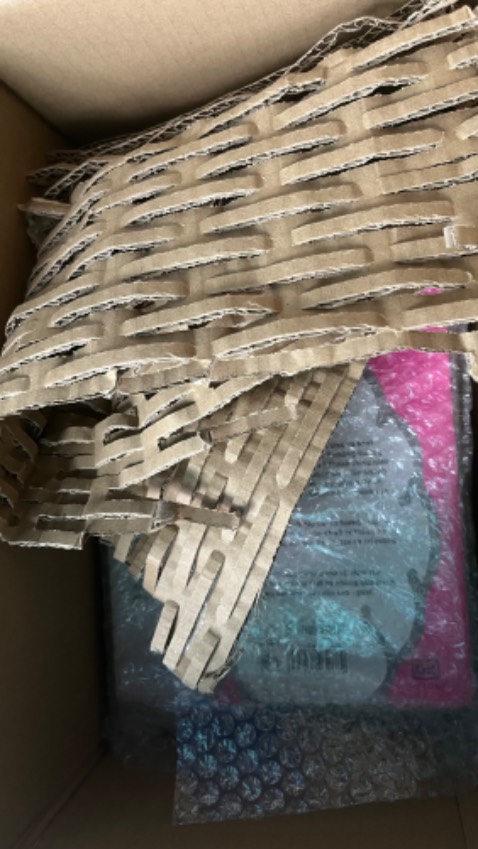 -Dịch vụ: giao hàng siêu nhanh, đóng gói rất cẩn thận, lâu lắm mới đọc sách lại nhưng mỗi lần đặt nhớ đến Tiki đầu tiên.
-Về sách: nội dung chỉn chu diễn đạt rành mạch, hình ảnh minh hoạ sống động. Nếu bạn nào muốn có cái nhìn tổng quan khái quát về vấn đề mình quan tâm ưu tiên mua dòng sách "How...works" của DK nha, không phù hợp với ai muốn tìm hiểu sâu.