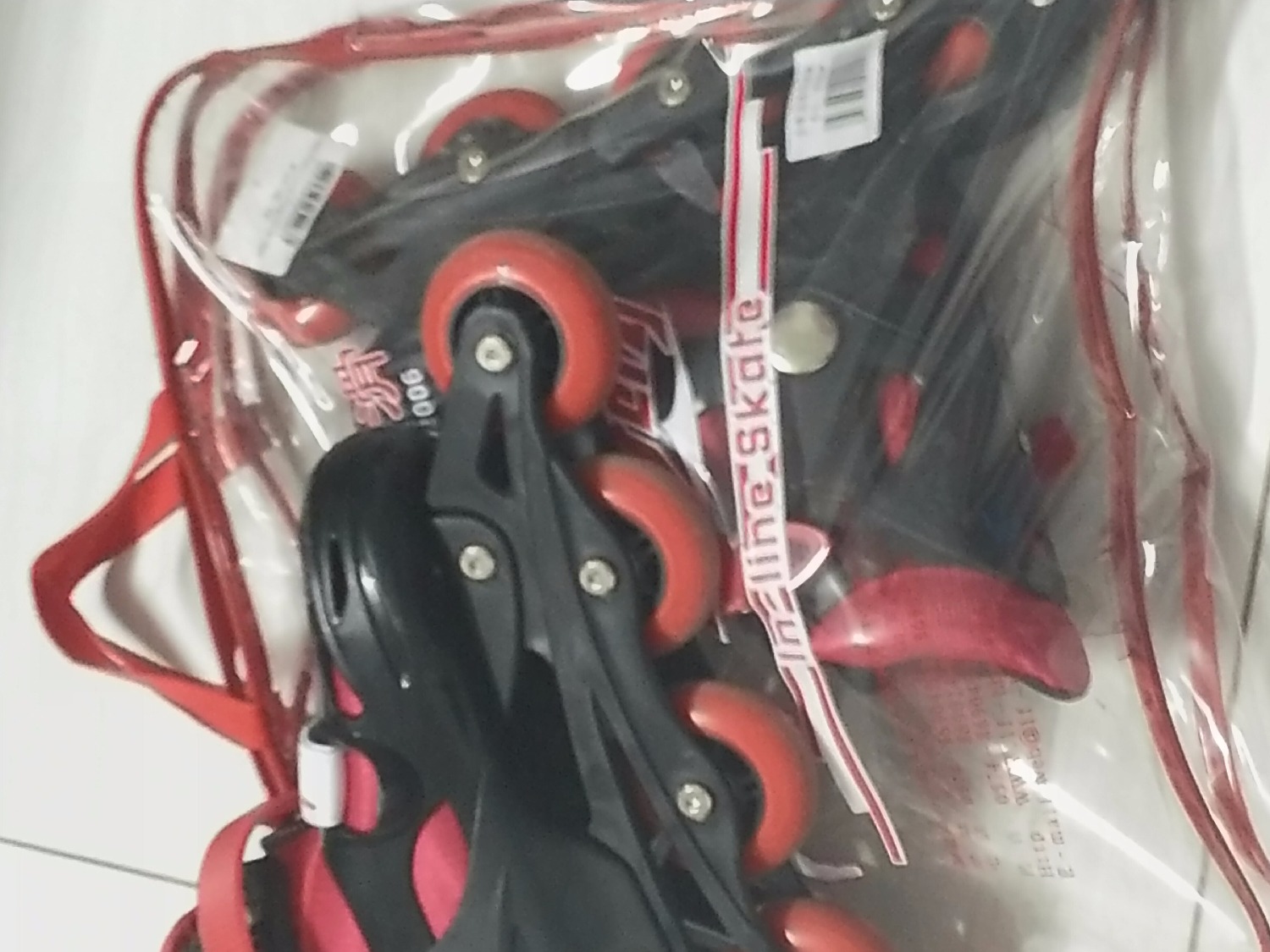 đồ bảo hộ đi kèm như nón, bộ bảo vệ không bảo đảm chất lượng.
bỏ qua vấn đề này thì đôi giày khá ưng ý
lẽ ra nhà bán hàng nên bán riêng lẻ chứ gộp vào để bán giá cao thì không nên vì như vậy sẽ làm giảm đánh giá về đôi giày.