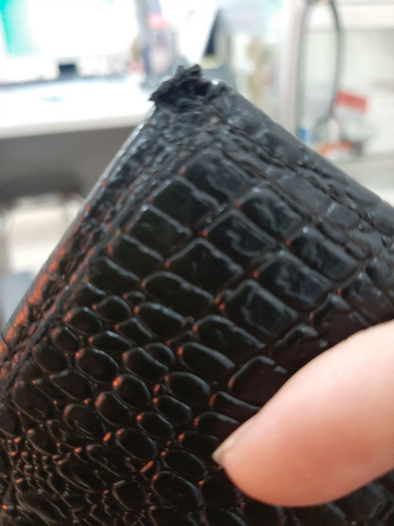 đã nhận hàng,lần đầu mua hàng bên shop nhưng ko hài lòng, hàng bị lỗi, keo dán bị bong.