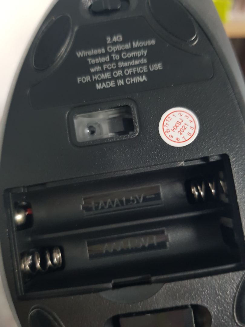 Chất lượng sản phẩm ok, cầm vừa tay, điều chỉnh được 3 mức DPI, nút bấm hoạt động đủ. Nhưng mà mô tả ghi dùng Pin AA nên mình đặt mua kèm thêm pin AA, đến khi nhận chuột, hộc pin ghi pin AAA nên pin vừa mua bị sai, bực mình. Update: xài 1 thời gian nút lăn chuột bị lỗi lăn xuống mà cuôn lên, và rất hao pin, tầm 10 ngày phải thay pin rồi