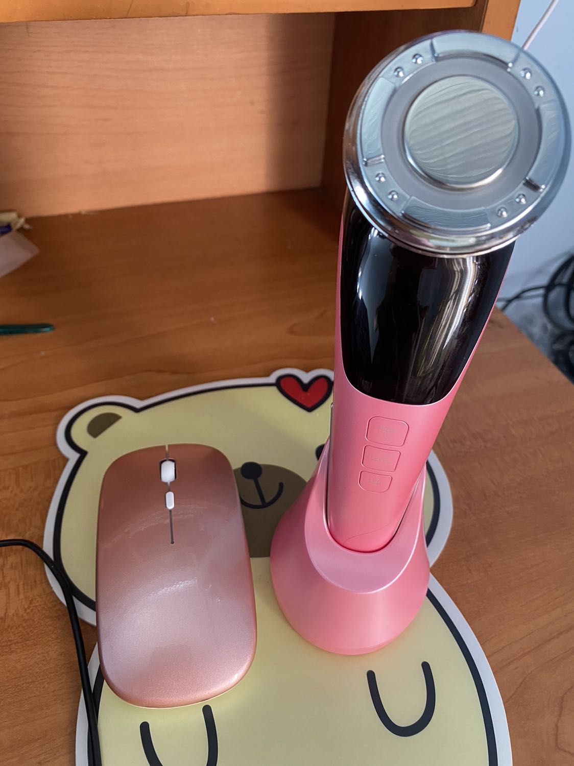 Máy xinh xắn, dễ thương. Có kệ để máy tiện dụng. Xài được 1 2 lần thì thấy máy có vẻ giúp kem dưỡng da thẩm thấu, còn hiệu quả sử dụng phải chờ xem thời gian