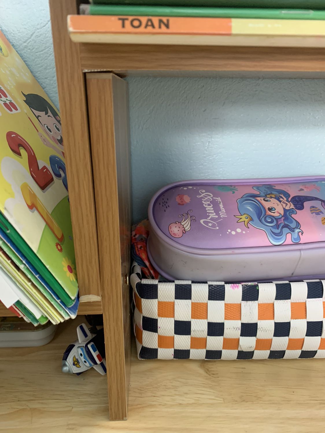 Hàng lỗi bị lứt với rịa mép gỗ. Mong shop nhận lại hàng