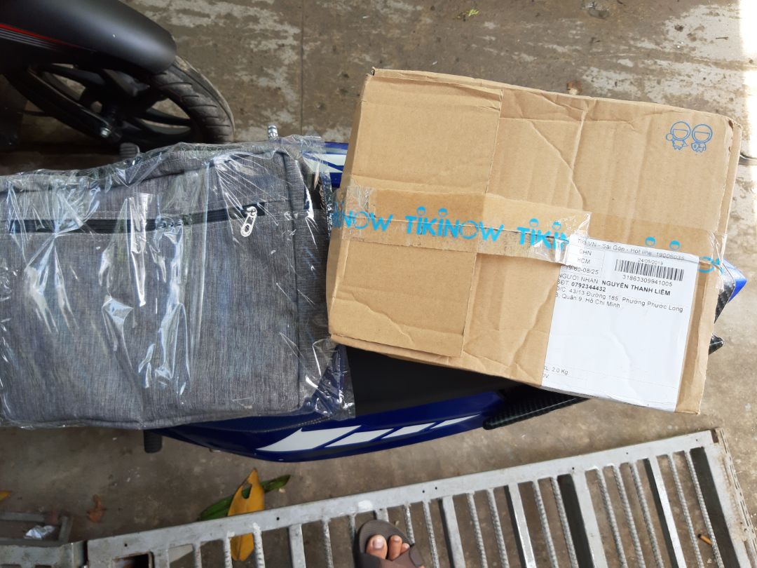 có điều hơi to hơn trong hình, cái này ko chỉ để cuốn tập mà để luôn cái laptop cũng đc... hàng tốt giao đúng ngày ok ổn