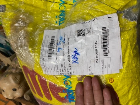 Không biết hàng lưu kho ở đâu.
Là shop giao hàng dỏm/ đểu/ cũ hay lưu kho của đơn vị vận chuyển mà hôm nay nhận được bao cám mèo đã bị chuột cắn và ăn.
Đặt từ 28/8 mà nay mới nhận được ah Tiki.
Uh thì cho là dịch dã nên không phát được. 
Nhưng hàng chuột ăn thế này thì từ Tiki hay từ shop bán? Không biết hàng lưu kho ở đâu.
Là shop giao hàng dỏm/ đểu/ cũ hay lưu kho của đơn vị vận chuyển mà hôm nay nhận được bao cám mèo đã bị chuột cắn và ăn.
Đặt từ 28/8 mà nay mới nhận được ah Tiki.
Uh thì cho là dịch dã nên không phát được. 
Nhưng hàng chuột ăn thế này thì từ Tiki hay từ shop bán?