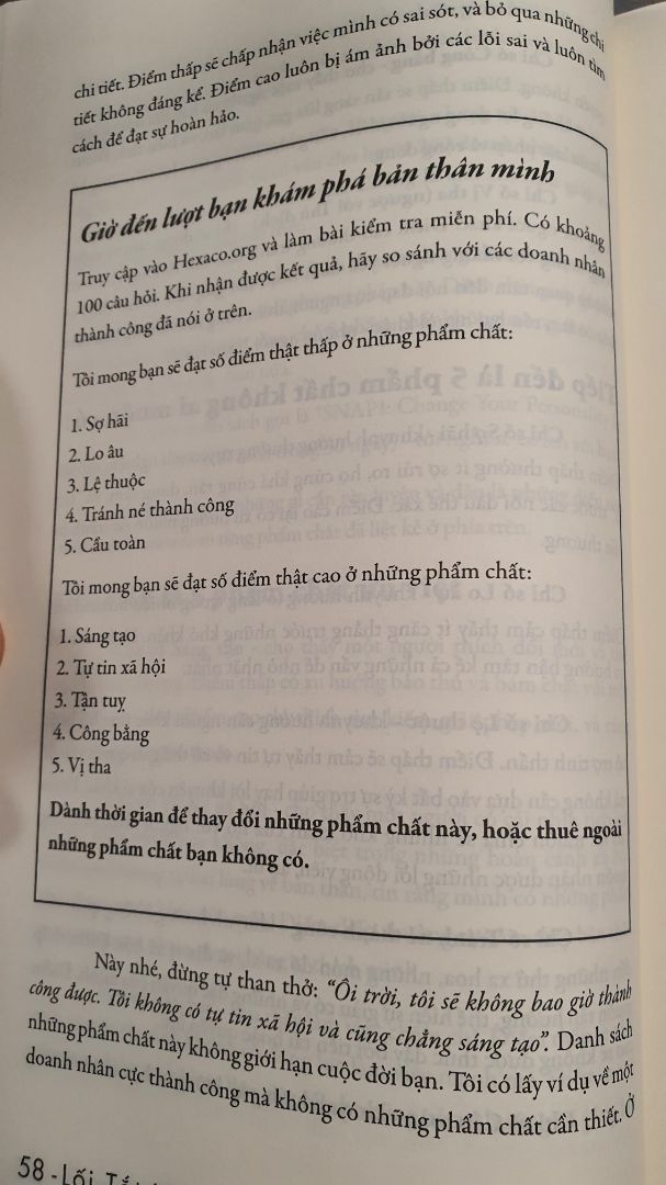 Cuốn sách với những kiến thức không phải là mới nhưng với một cách dẫn dắt và thể hiện hết sức gần gũi, dễ tiếp nhận. Người đọc được dẫn dắt tâm trí đi từ góc độ đơn giản nhất, dễ tiếp cận nhất để đến với sự phát triển tâm hồn khởi nghiệp kinh doanh. 
    Tập trung vào "kết quả" để thấy "giải pháp" cho kết quả đó. Đưa ra giải pháp khả thi nhất và không ngừng hoàn thiện giúp cho người có nhu cầu chúng ta sẽ đạt được mục tiêu của kinh doanh. 
    Lập trình tư duy: điều đầu tiên là cần phải thay đổi suy nghĩ và hệ thống niềm tin của bản thân mình để củng cố hành động đúng đắn mới của bản thân. Chỉ khi ta có hệ thống niềm tin đúng và hành động đúng mới mang lại cho ta kết quả đúng. Đời thay đổi khi chúng ta thay đổi và mọi thứ thay đổi bắt nguồn từ suy nghĩ thay đổi rồi truyền đến hành động thay đổi. 
    Cảm ơn anh vì quyển sách cực kỳ hữu ích này!!!!! Chúc anh nhiều sức khỏe và có nhiều hơn nữa những sản phẩm giá trị cống hiến cho mọi người.
