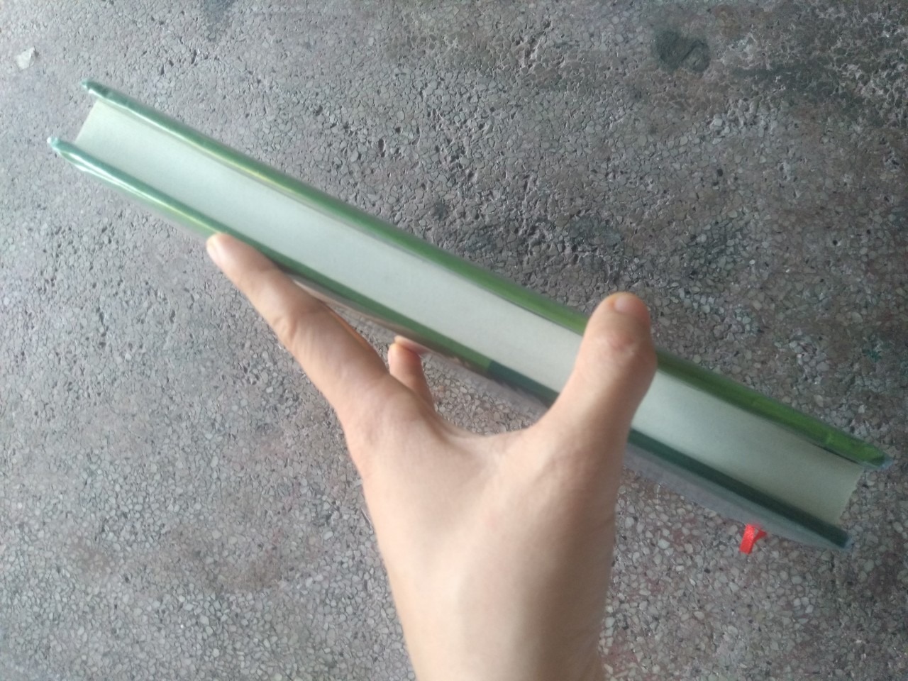 1. Hình thức: sách khổ lớn nhưng chất liệu giấy nhẹ, mình cầm không thấy mỏi tay.
2. Bìa cứng, đẹp.
3. Nội dung: Sách bắt đầu từ tháng 10 - tháng nhập học cúa HS, 1 cậu bé người Ý, từng tháng, từng tháng cho đến tháng 7 nghỉ hè.
Mỗi câu chuyện là trải nghiệm của cậu bé về cuộc sống hằng ngày.