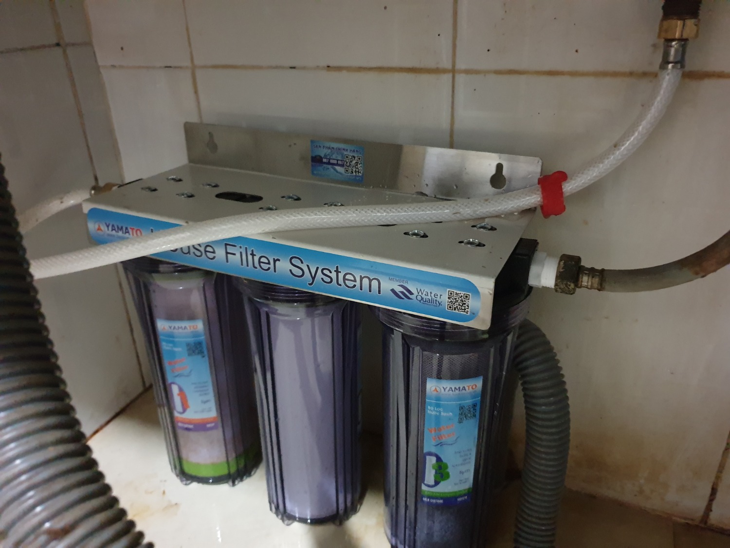 Đóng gói rất cẩn thận, quá tốt, không chê vào đâu được. Ron cao su đầy đủ. Còn có chuẩn bị thêm 2 ron cho đầu vào và đầu ra nữa chứ. Lắp vào không hề bị xì xọt hay rỉ nước gì cả. Còn về chất lượng thì xài một thời gian mới biết được nhưng bước đầu xài tầm 20 phút mà thấy lọc một lớp bột đất là quá tốt rồi (xài nước giếng nên có đất).