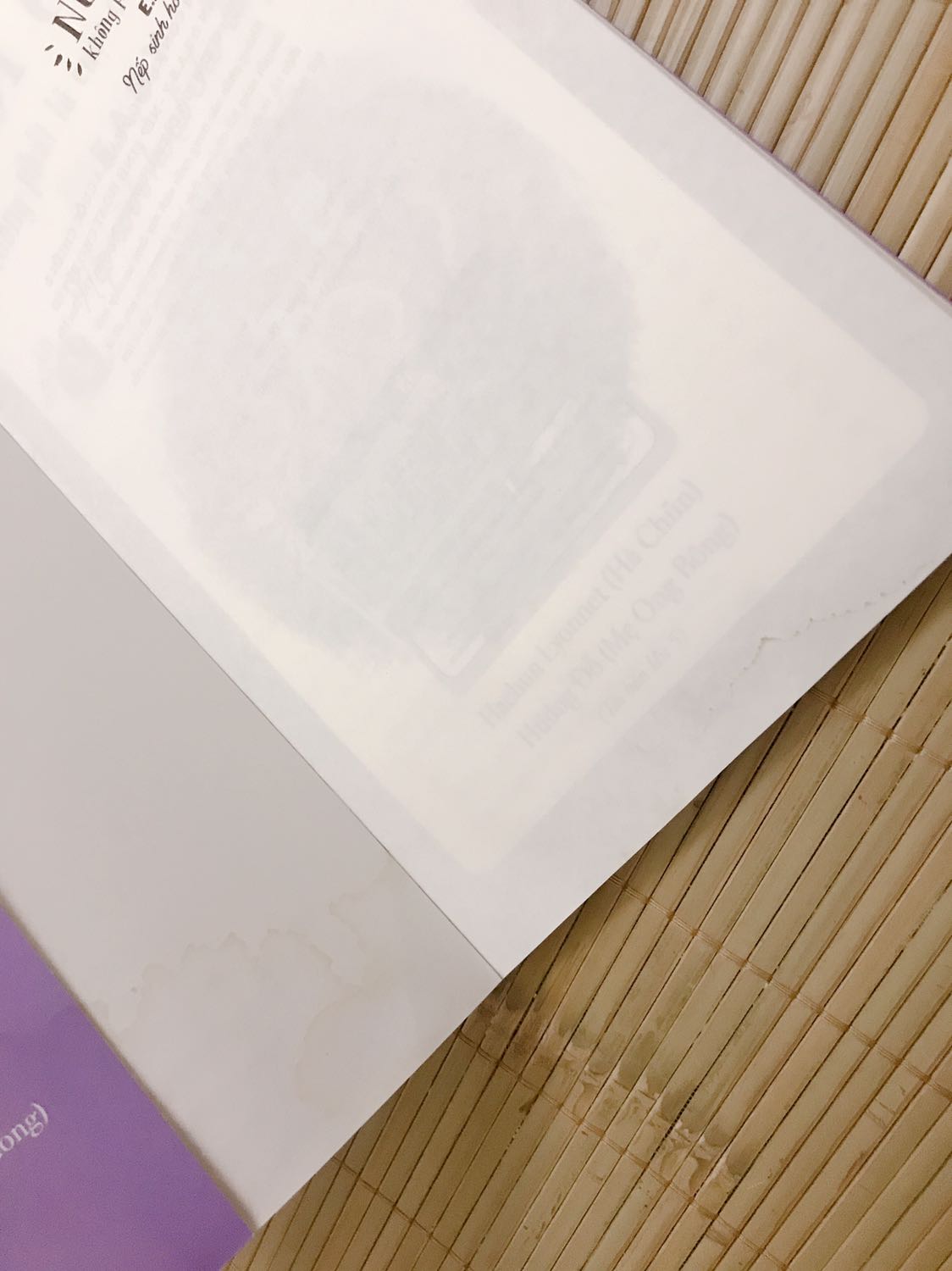 Đặt mua rất nhiều sách và sp ở tiki nhưng đây là sp đầu tiên m cảm thấy vô cùng thất vọng. Sách bọc gói cẩn thận, mở ra thì ôi thôi, dính nước từ bao giờ, ố hết cả sách, nhìn bìa đã thấy ố r vậy mà vẫn đóng hàng giao cho khách, đổi trả ra bưu cục quá mất thời gian trong khi giá trị ko lớn. Tiki làm việc ntn sẽ mất khách lắm nhé