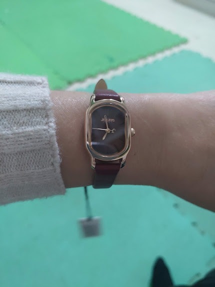 Tay mình khá nhỏ nên chọn đồng hồ cũng phải nhỏ, nhìn qua mạng rất khó ướm nhưng vì em này đẹp quá nên đánh liều. Thế mà k ngờ vừa luôn chứ. Mình rất hài lòng về sản phẩm này. Hi, sop gửi đến trước cả *** thông báo luôn, lần sau lại ghé sop