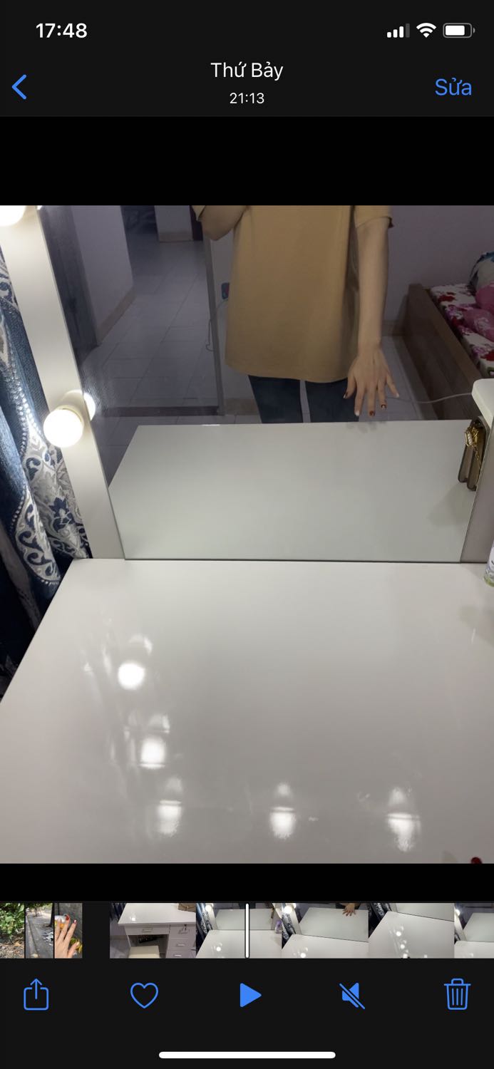 Nếu mọi người còn lăn tăn thì mình khuyên nên mua ngay nhé. Lúc đầu đặt mua online cũng hơi lo lo nhưng đến khi nhận hàng thì rất ưng ý. Tủ chắc chắn, màu rất đẹp và còn sơn bóng nữa. Nhiều ngăn kéo đựng đồ, các mép tủ đều có miếng đệm nhựa. Một điểm trừ là chỗ gương bị vệt đen chùi không ra. Nhưng tổng quan là rất hài lòng!!!