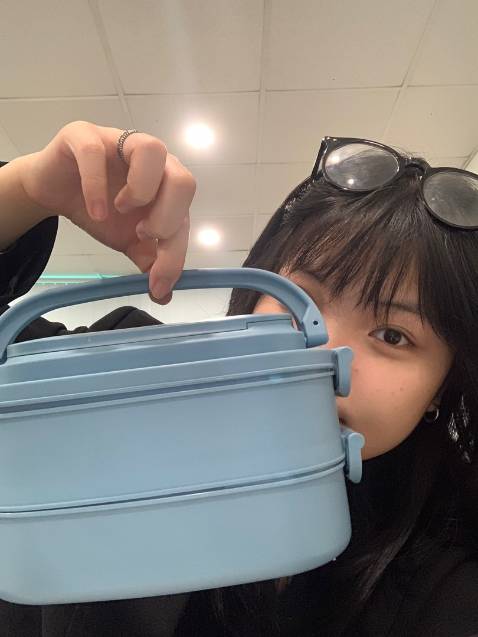 Màu đẹp lắm
Nhựa xịn 
Có điều khớp nối không được kín lắm
Vận chuyển nhanh
màu xanh dương xinh xỉu - màu tím than cũng đẹp, mình mua cho 2 người mỗi người 1 bộ - mua thêm cái túi bên shop nữa là nhỏ gọn xinh xắn - đưa đi làm tiện lợi luôn