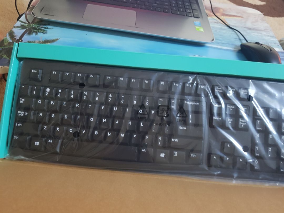 Giao hàng rất nhanh, đóng gói hộp còn bị hơi nát ở 2 góc như hình nhưng cái này khó mà tránh được.
Về trải nghiệm sản phẩm, mình *** các phím đều nhận, một số tổ hợp 2 phím, 3 phím cơ bản đều dùng bình thường. Phím gõ êm, mình cũng không hay đánh văn bản nhiều nên không rõ gõ lâu có mỏi tay không. Nói chung là trải nghiệm ổn.