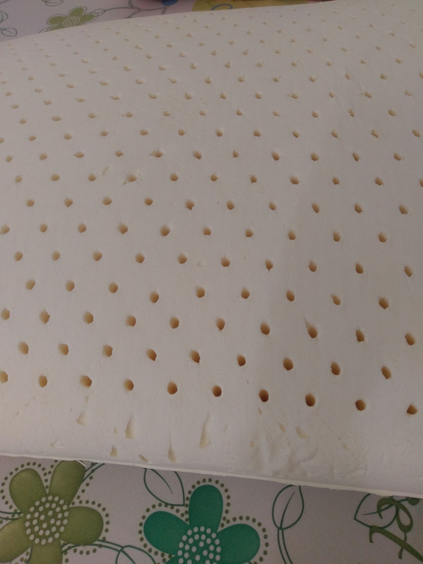 Sản phẩm như hình. size đúng như giới thiệu về sản phẩm. được gói trong túi bóng có tay xách có in sdt tổng đài miễn phí cước nữa nhé !
   Ruột gối Có chữ LIÊN Á in nổi rất rõ ràng + mã sản phẩm in mực đen có chữ LA nữa nha mọi người. bên ngoài sản phẩm thì không kèm tờ rơi chi tiết gì cả. có kèm áo loại thun mỏng cho ruột gối màu kem kem cam cam. có gắn mac của Liên Á . có 1 vài chỗ bị Nổ nhưng chấp nhận được. Mình có liên hệ lên Tổng đài Liên Á để kiểm tra. đúng hàng chính hãng. 
  Gối Nằm rất êm, không thua của Kymdan. Giá rẻ hơn rất nhiều. Sẽ ủng hộ tiếp sản phẩm.
  Xin cảm ơn tiki và nhà cung cấp !