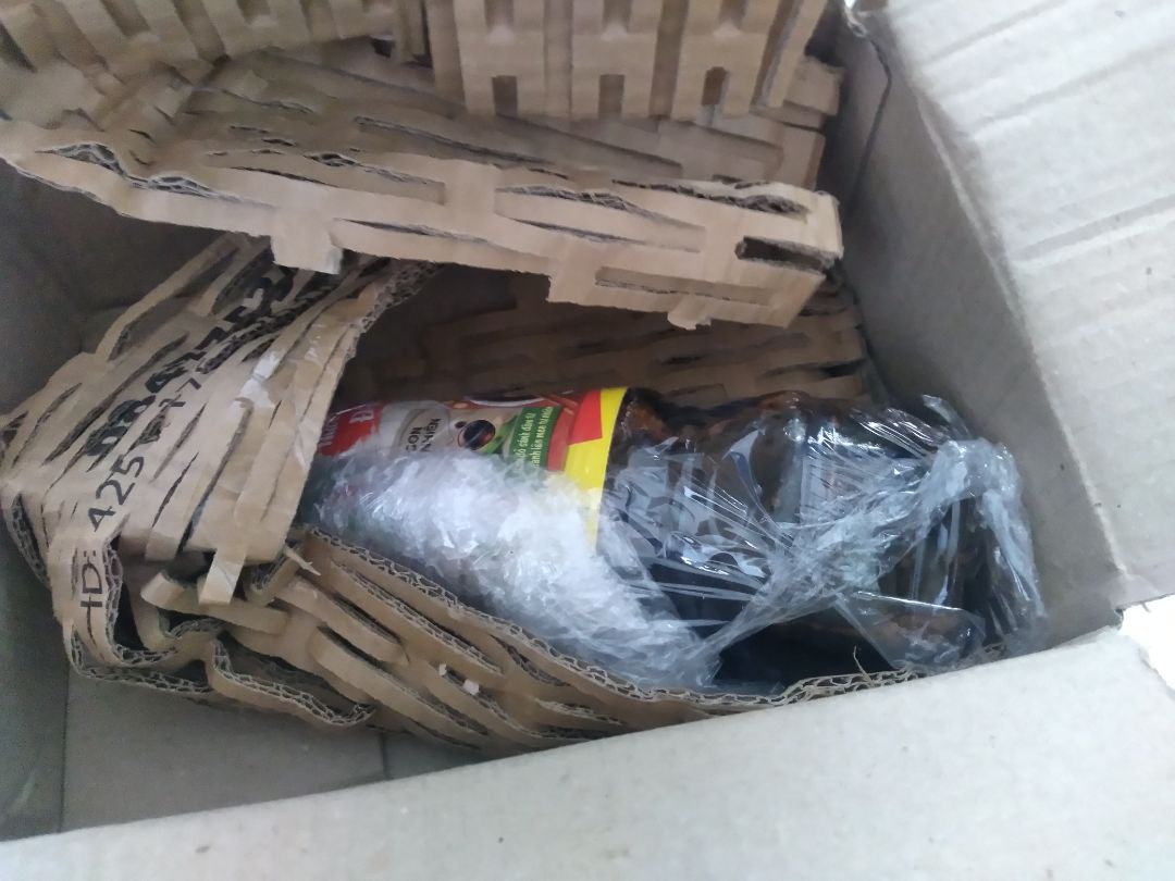 có chai nước tương thôi mà gói hộp chà bá luôn, lót rất kĩ không sợ bị tràn