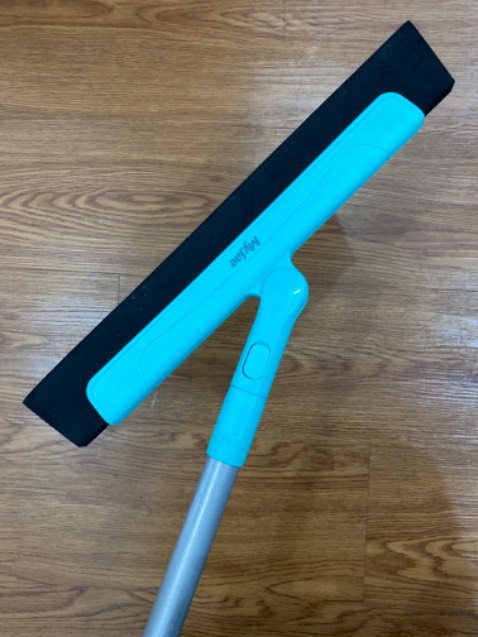 Nhìn đơn giản mà dùng tốt lắm, miếng mút không bị biến dạng, dùng quét nhà hay quét nước nhà tắm hay lau cửa sổ đều ổn. Cán vừa tầm, bẻ qua bẻ lại thoải mái. Sẽ ủng hộ tiếp