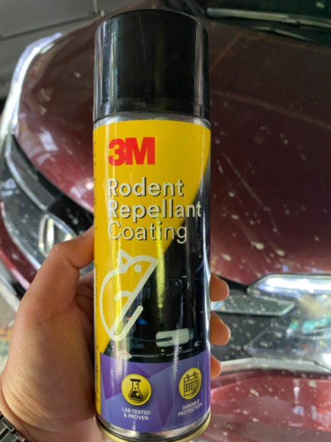 Nói chung là xịt cho vui thôi, đâu vẫn còn đấy, trước khi xịt đã rửa sạch khoang máy, đợi máy nguội mới xịt, sau 2 ngày thì phân chuột, nước đ.ái, dấu chân chuột vẫn tung tăng trên nắp máy có phần nhiều hơn trước. Chắc tụi nó khoái hàng 3M. 😂