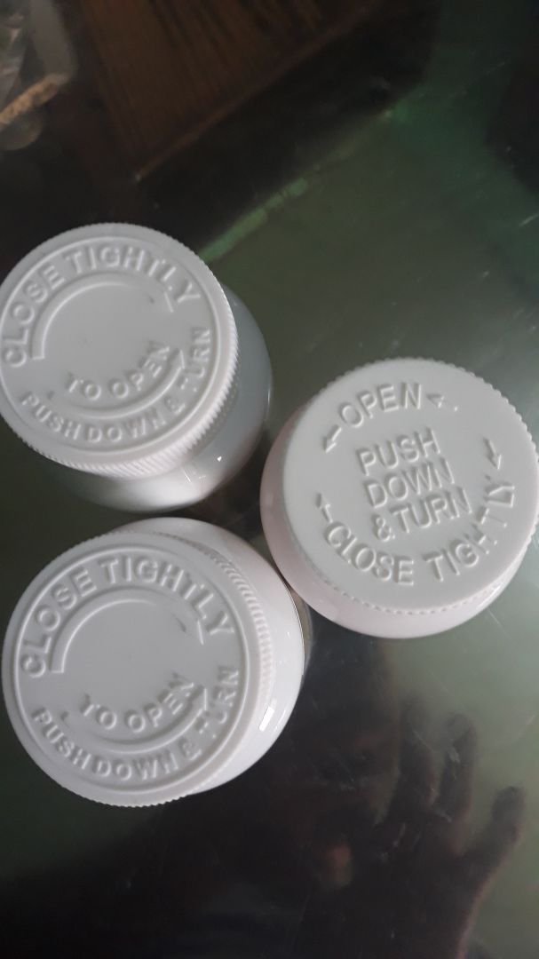 Giao hàng cực nhanh.Thank TiKi
Nhưng sp giống hoàn toàn cả tem.Nhưng riêng nắp hộp là kg giống mình có sử dụng ở nhà thuốc nhiều hộp rồi ,tuy hộp này là kg giống.Mấy hộp trước m mua cửa hàng chính hảng  nắp vặn răng 2 lớp.Riêng hộp này chỉ 1 lớp