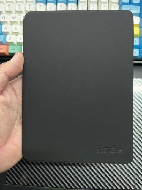 Thiết bị nhỏ gọn nằm vừa trong lòng bàn tay, đọc sách rất thích. Khi mua hàng ở đây còn có kèm thêm bao da chính hãng của Amazon.