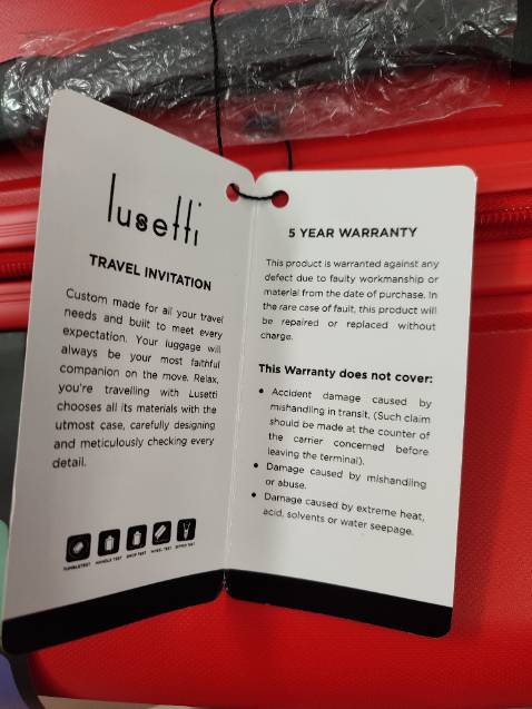 Giao hàng nhanh 3 ngày, màu đỏ nổi bật lắm, bánh xe nhỏ vừa êm mượt, 1 dây khoá kéo hơi rít không trơn lắm nhưng bôi trơn vào dùng ok. Dc tặng gối cổ sọc đỏ ok to dày dặn êm. Size 28 cân nặng đúng 4.2kg dây kéo đôi dày tốt!