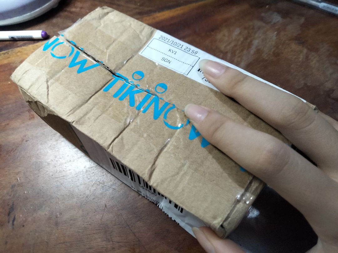 Giao hàng khá nhanh, nhưng có điểm ko hài lòng vì hộp hàng móp méo. mik cứ tưởng sản phẩm chính hãng thì sẽ có siu niêm phong nhưng đây thì miếng siu dưới đáy hộp bị tróc ra như bị cạy rồi. Lần đầu tiên mua hàng mà vậy thì cx hơi thất vọng. Mong shop sau này chú ý khâu gói hàng hơn