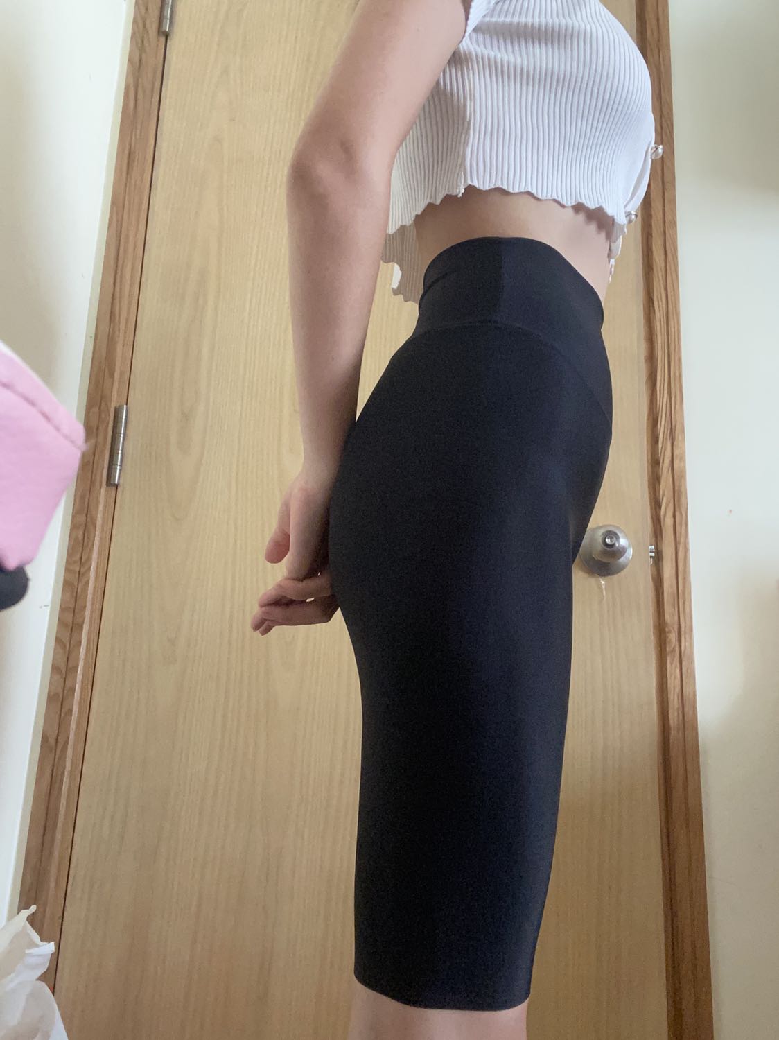 Đóng gói gia trong ngày, mở ra nhìn nhăn nhưng mặc lên from chất quần dẹp kinh khủng, mát mịn, mỏng
cạp cao lắm nên mua