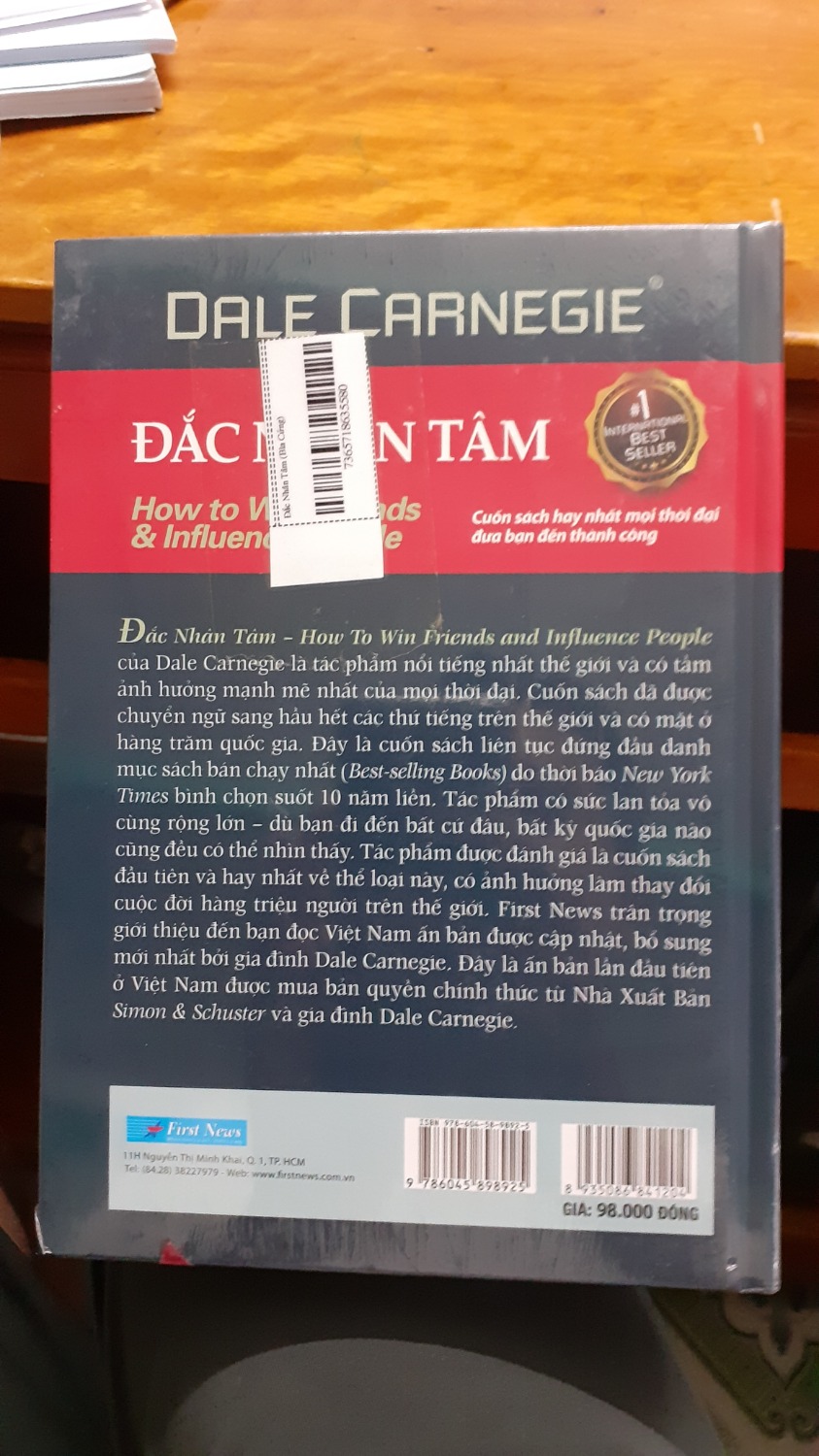 Tôi nhận đúng mẫu mã chủng loại, sách nguyên seal tem, tiếc là nhà xuất bản in chưa hoàn hảo cái bìa (dòng chữ vàng). Bên trong sạch sẽ khô ráo. Cám ơn tiki.