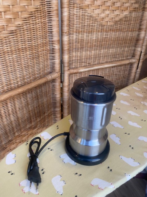 Máy mới xài tạm ổn. Máy này xây hạt thành bột nhanh, nhưng nếu muốn xây nhuyễn hơn thành bơ luôn thì không đuọc, do nó bí kẹt vào lưỡi dao, cứng máy
Khuyết/
- dây điện dính vào máy nên khoa vệ sinh