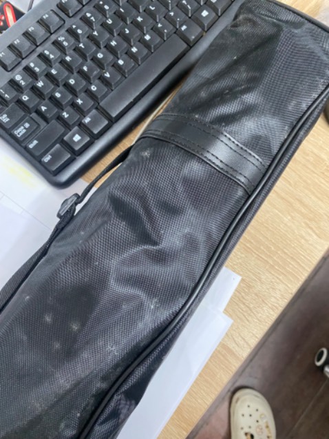 Chân máy thì em chưa dùng thử nhưng mà shop giao cho em cái túi mốc meo quá ah