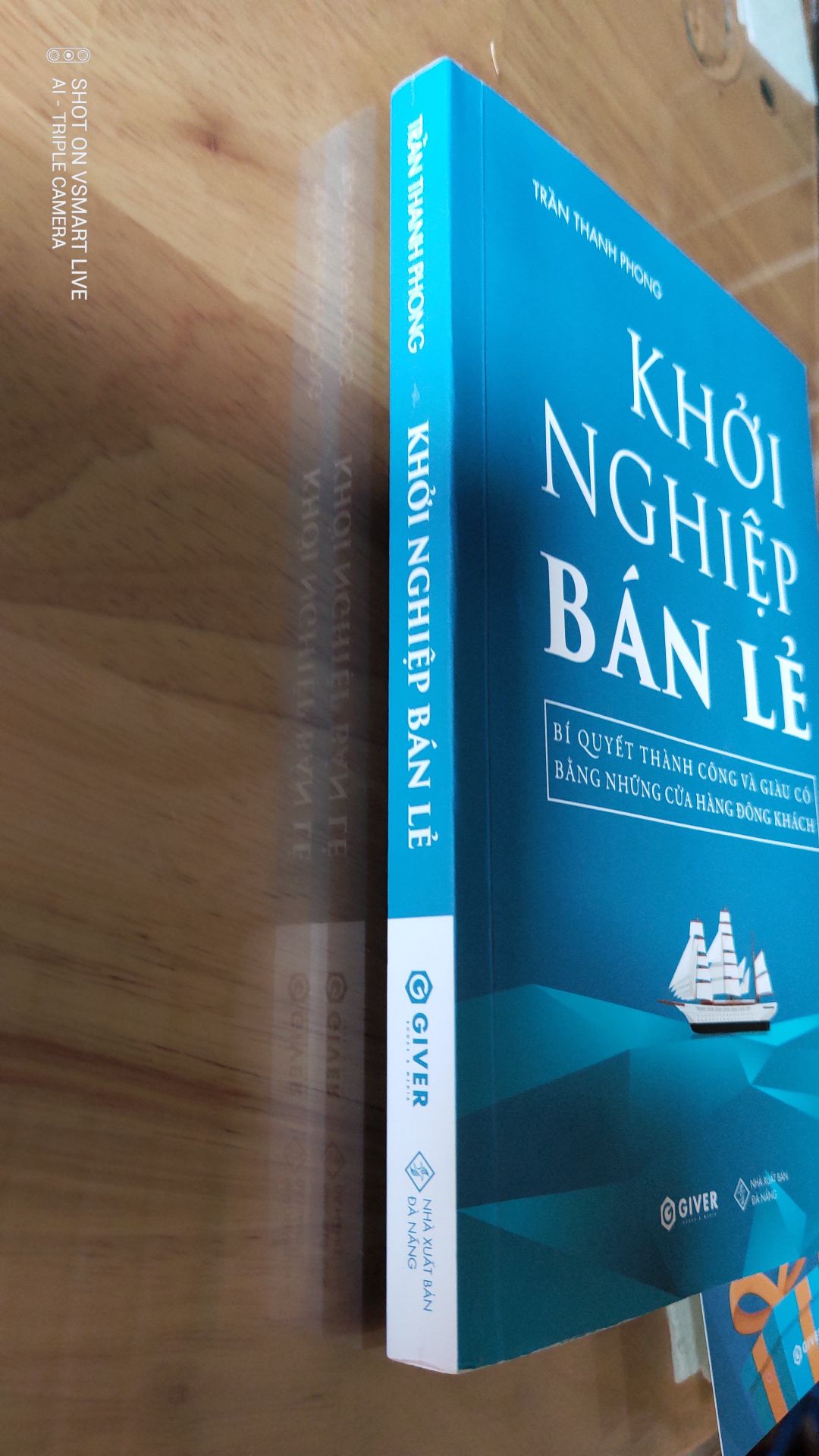 Sách giúp bạn đọc có cái nhìn rõ hơn về cơ hội khởi nghiệp trong ngành bán lẻ, nếu bạn muốn dấn thân vào lĩnh vực này thì tôi nghĩ đây là cuốn sách nhất định nên đọc. Quan trọng là, những khía cạnh kinh doanh  mà tác giả nói lên trong cuốn sách này không phải là những lý thuyết kinh tế khô khan mà là rất thực chiến và thực tế để bạn đọc có thể tham khảo áp dụng ngay vào công việc kinh doanh của mình. Tôi tin bạn đọc có thể tránh phải trả giá đắt cho những sai lầm trong kinh doanh bán lẻ hay rộng hơn là trong khởi nhiệp làm giàu thông qua những lời khuyên và nhắn nhủ chân thành của tác giả Trần Thanh Phong trong sách.