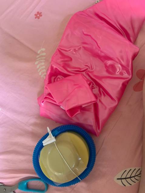 chất lượng ok , bóng dày mỗi tội giao hàng hơi lâu và bơm bóng bằng tay cũng khá mệt , tìm lòi mắt mới thấy nút bóng. Mọi người chú ý nút bóng cũng chính là van để mình bơm khí vào, nó giống kiểu cái chốt màu trắng, để nắp lại cho dễ.

Nói chung là Bóng dày dặn, dùng rất thích, lúc đầu sợ nổ nên bơm xong lại phải rút bớt hơi ra. Cảm ơn, cảm ơn, cảm ơn!