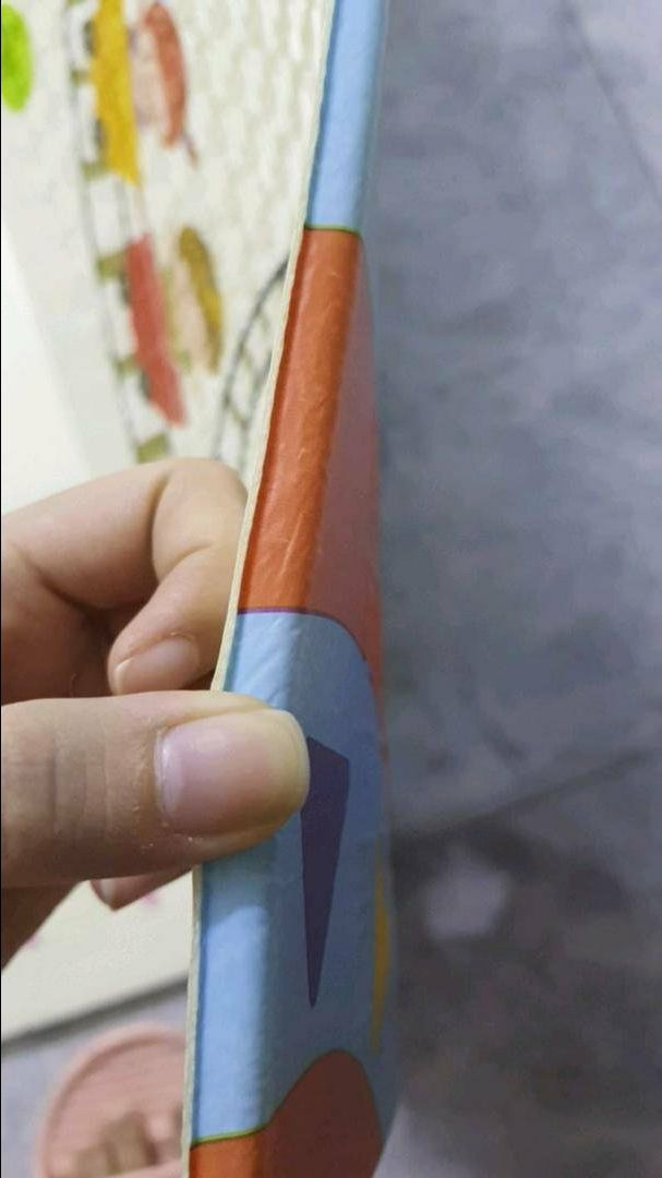 Thảm lần này đẹp lắm nha. Màu sắc tươi sáng, không lỗi, dày dặn. Bé lăn lê bò toài rất thích Thảm lần này đẹp lắm nha. Màu sắc tươi sáng, không lỗi, dày dặn. Bé lăn lê bò toài rất thích