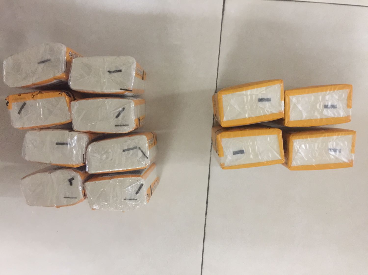 Hàng đểu, kém chất lượng mà giá tương đương hàng chất lượng cao.
   Vỏ bao bóng, không đồng nhất
   Giấy cắt chưa đứt hết, độ dày k đều
 Đề nghị tiki nên loại bỏ những gian hàng thế này để làm sạch môi trường kinh doanh của mình