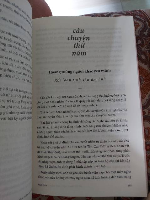 Nghe sơ qua review về sách mình cảm thấy là muốn  mua liền, nội dung của cuốn sách nói về 13 câu chuyện khác nhau của 13 bệnh nhân tâm thần và những hội chứng khác nhau khá là hay và hấp dẫn nhưng mà tinh thần vững thì hãy mua đọc vì mình thích những câu chuyện về bệnh tâm lý nên mình mua đọc Nghe sơ qua review về sách mình cảm thấy là muốn  mua liền, nội dung của cuốn sách nói về 13 câu chuyện khác nhau của 13 bệnh nhân tâm thần và những hội chứng khác nhau khá là hay và hấp dẫn nhưng mà tinh thần vững thì hãy mua đọc vì mình thích những câu chuyện về bệnh tâm lý nên mình mua đọc