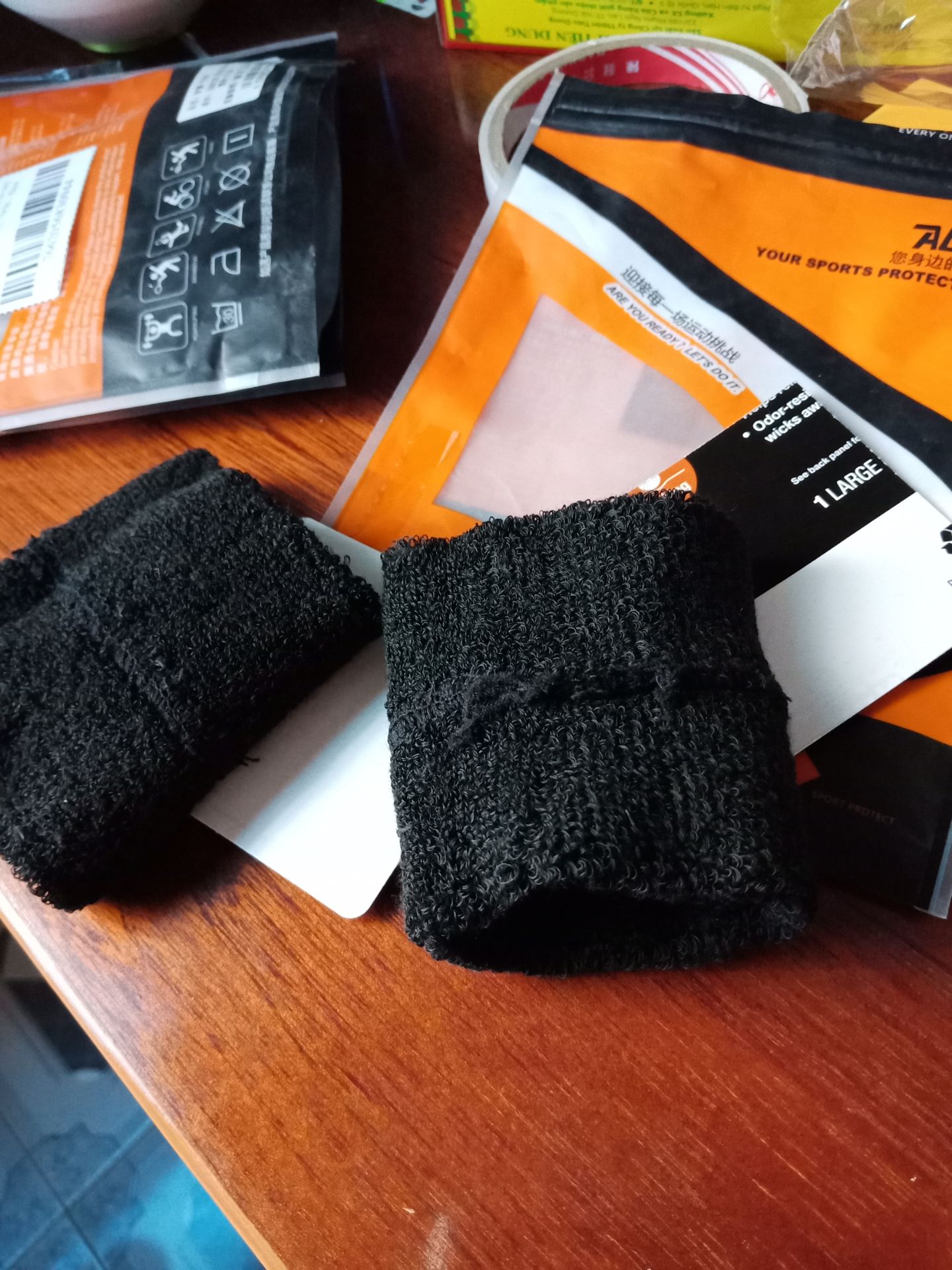 Giao hàng sớm hơn dự kiến một tuần. Một sản phẩm may lỗi ở mặt trong như hình, còn một sp thì rất tốt. Tuy bị may lỗi nhưng đeo vẫn rất thoải mái, mềm và hút mồ hôi tốt. Mình là con gái nên tay hơi nhỏ, nhưng đeo vẫn rất vừa. Chất liệu len ổn, như mong đợi. Nói tóm lại là nên mua nha mấy bạn. Giao hàng sớm hơn dự kiến một tuần. Một sản phẩm may lỗi ở mặt trong như hình, còn một sp thì rất tốt. Tuy bị may lỗi nhưng đeo vẫn rất thoải mái, mềm và hút mồ hôi tốt. Mình là con gái nên tay hơi nhỏ, nhưng đeo vẫn rất vừa. Chất liệu len ổn, như mong đợi. Nói tóm lại là nên mua nha mấy bạn.